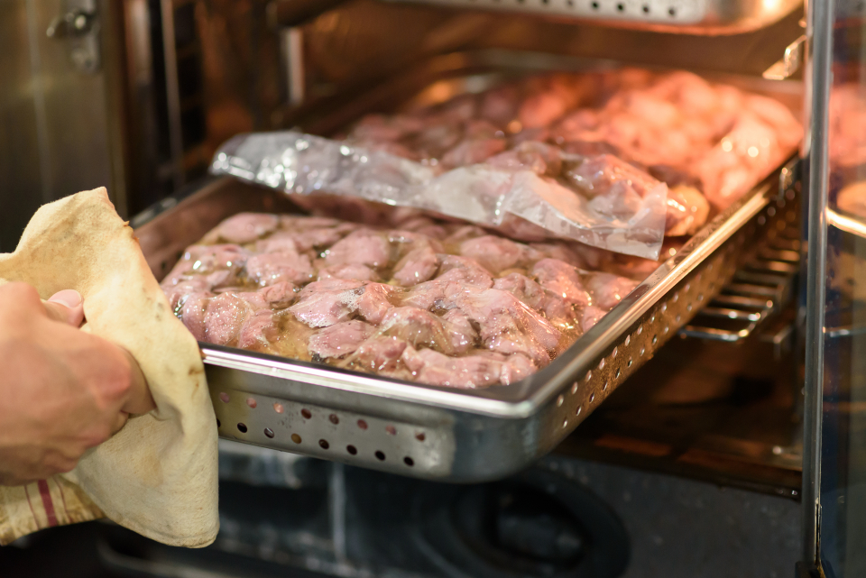 鶏砂肝のコンフィ。真空パックに入れ低めの温度で4時間加熱すると、コリっとした食感が柔らかくなるそう。にんにく、ブラックペッパーを効かせて仕上げた“ガツン系”の味わい。