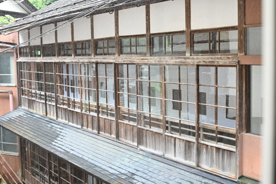 個室料亭が並ぶ別館。昭和初期の建築様式がうつくしい。