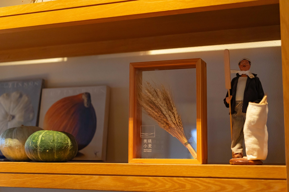 認証店舗に飾られる美瑛小麦の盾