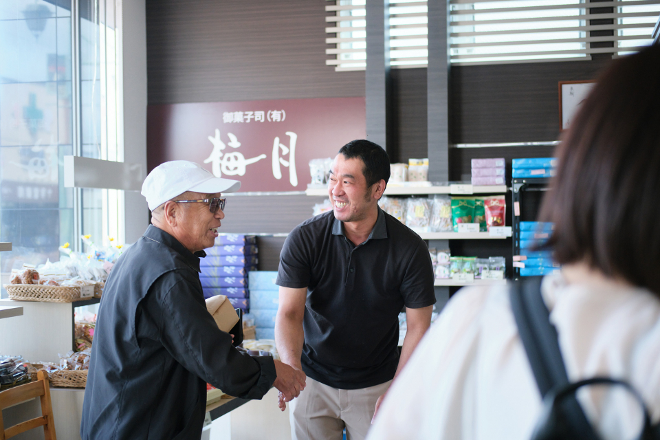 「父の同級生で、いつもお店を利用していただいている方なんです」と小原さん。4代目として、先代が培ってきたお店とお客さんのつながりを守っています。