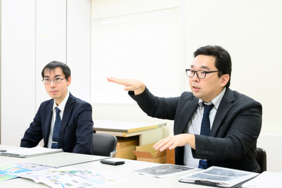 写真左：三笠市産業政策推進部 産業開発課 産業振興係 係長 能瀬博隆さん　写真右：三笠市産業政策推進部 産業開発課 産業振興係 主事（カーボンリサイクルグループリーダー）竹内翔平さん （部署・役職は2024年11月現在のもの）