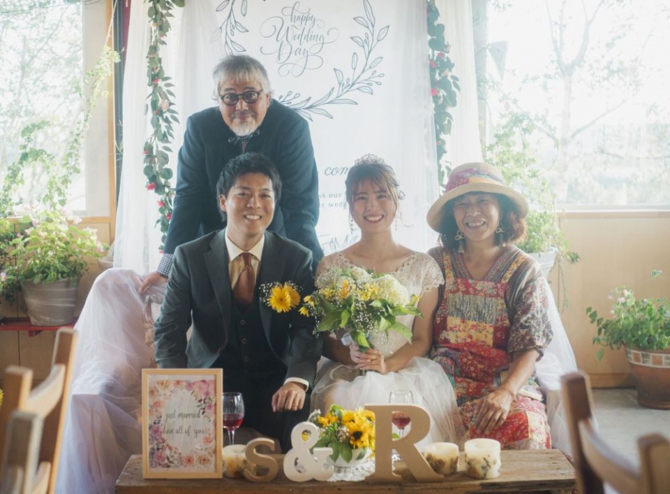 鶴居村のオーベルジュ「ハートンツリー」のオーナー夫妻は「第二の両親」。鶴居村での挙式の一コマ
