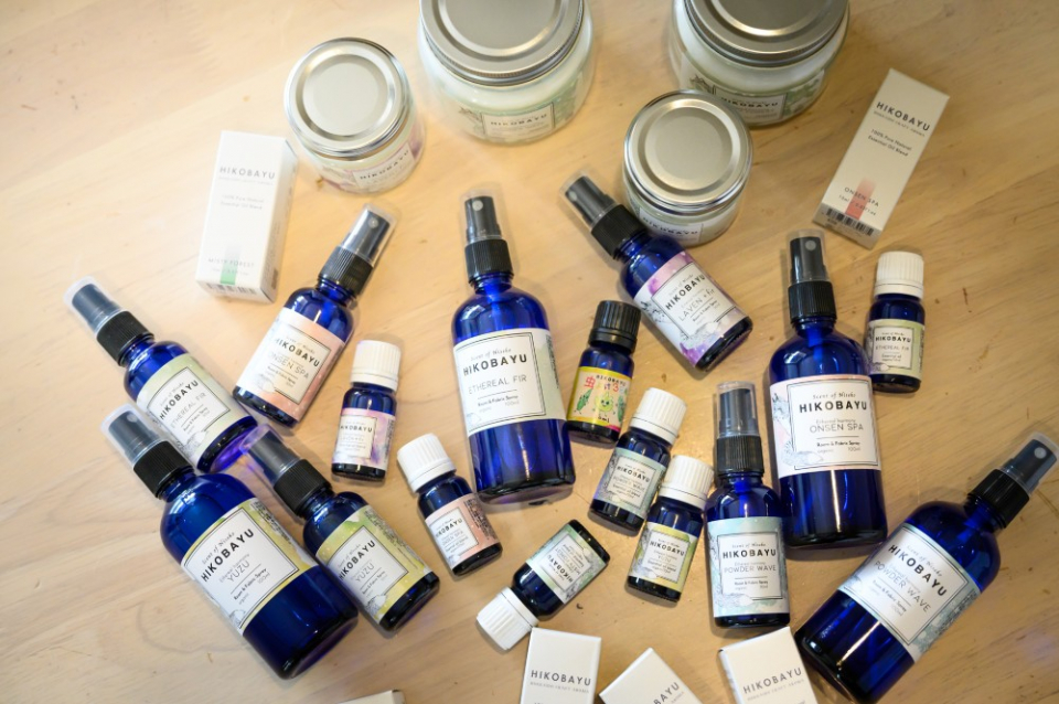 ブレンドオイルは全12種類。精油のほか、スプレーやオーガニックキャンドルも。