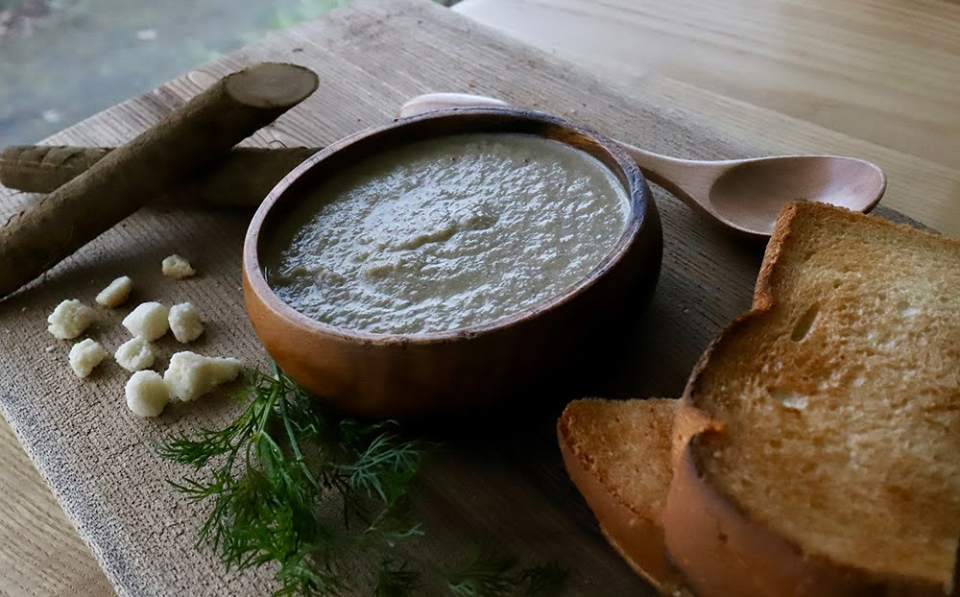 ポタージュスープは４種類。中標津町産のゴボウとブロッコリー、厚真町産の椎茸、そして市場にはほとんど出回ることのない標津町産のクリガニ（毛蟹の仲間）。主役はあくまで地元の食材、牛乳は脇役、というコンセプトだそう。（写真提供：竹下牧場）