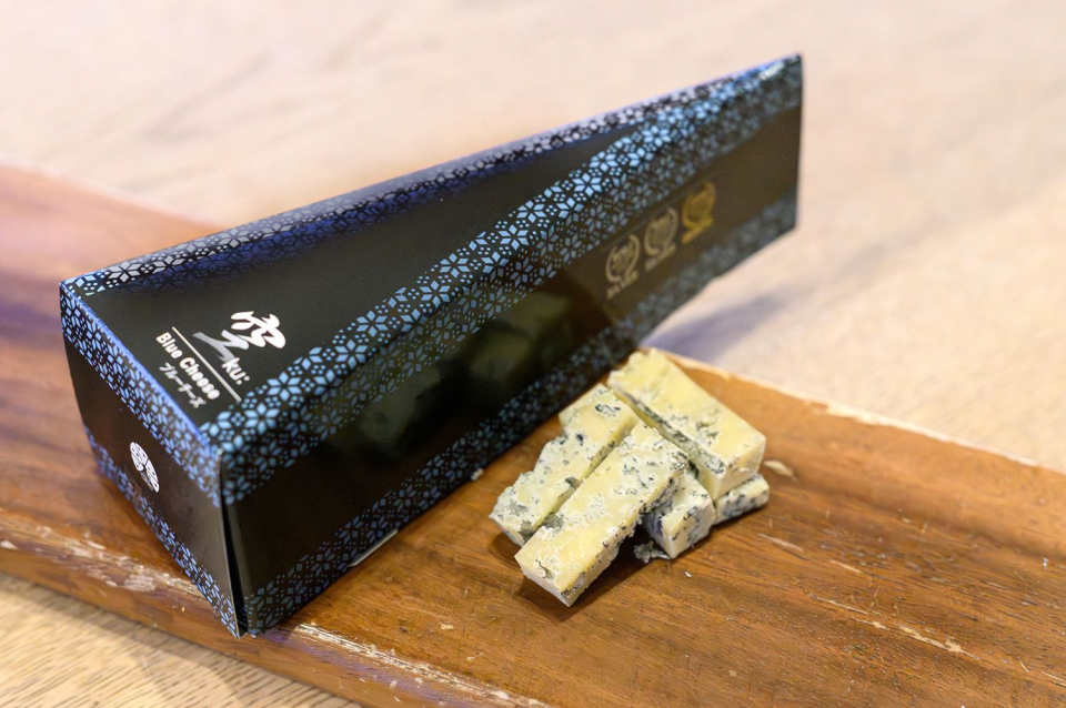 少し硬めな食感が特徴。青カビの風味は穏やかなので食べやすい。2013年のコンテスト受賞後も「JAPAN CHEESE AWARD」では3大会連続、最優秀部門賞を受賞。世界コンテストでは2度の入賞を果たしている。