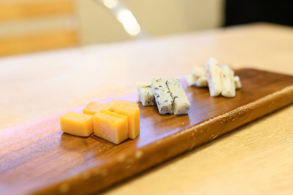 一番左：「二世古 椛【momiji】クラッシュ」。6ヶ月熟成されたチーズをひと口サイズに。このほかに12ヶ月熟成、直売専用で24ヶ月、36ヶ月熟成がある。熟成期間が短いものはミルキーな風味が強く、長くなると旨みが増すという。