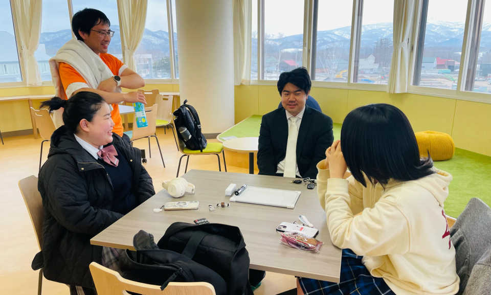 ニセコワールドビレッジ（英語村）の様子。地域の大人から子ども、町に住む外国人の方まで、誰もが自由に過ごせる「みんなの居場所」として異文化交流や英語コミュニケーションの場となっている。