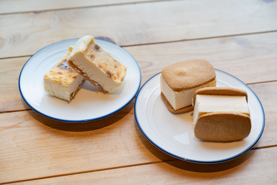 左：至福の極濃チーズケーキ　右：極濃チーズサンド