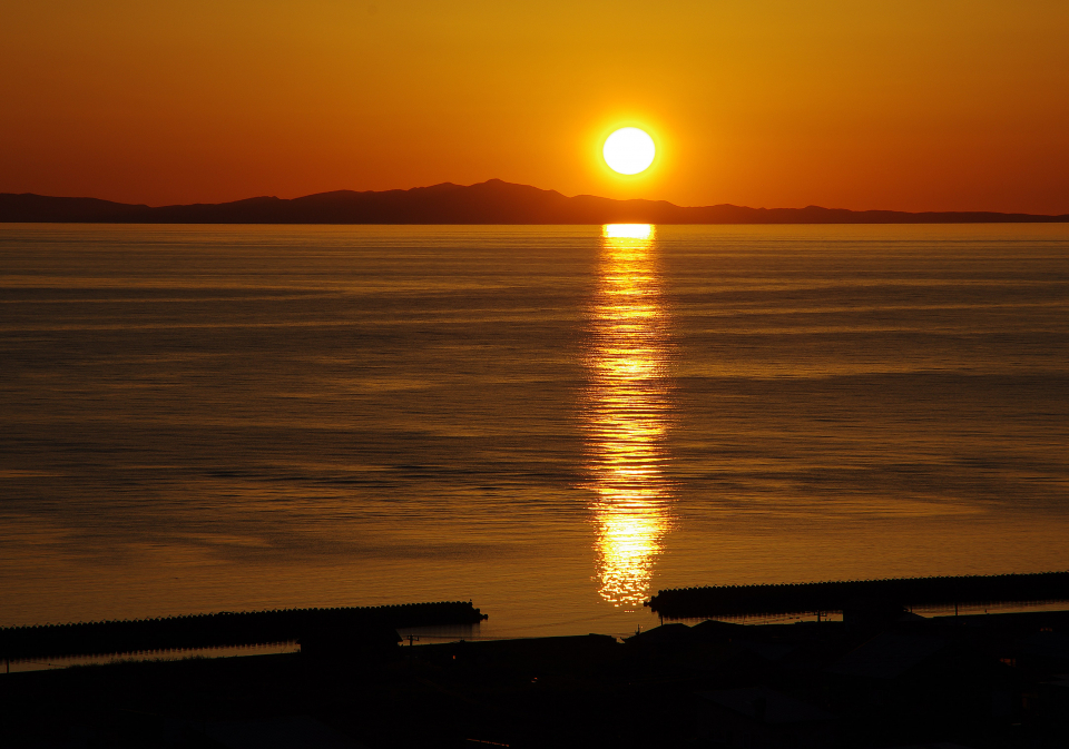 利尻島、礼文島が見える昆布の干場からの夕焼け（写真提供：小坂さん）